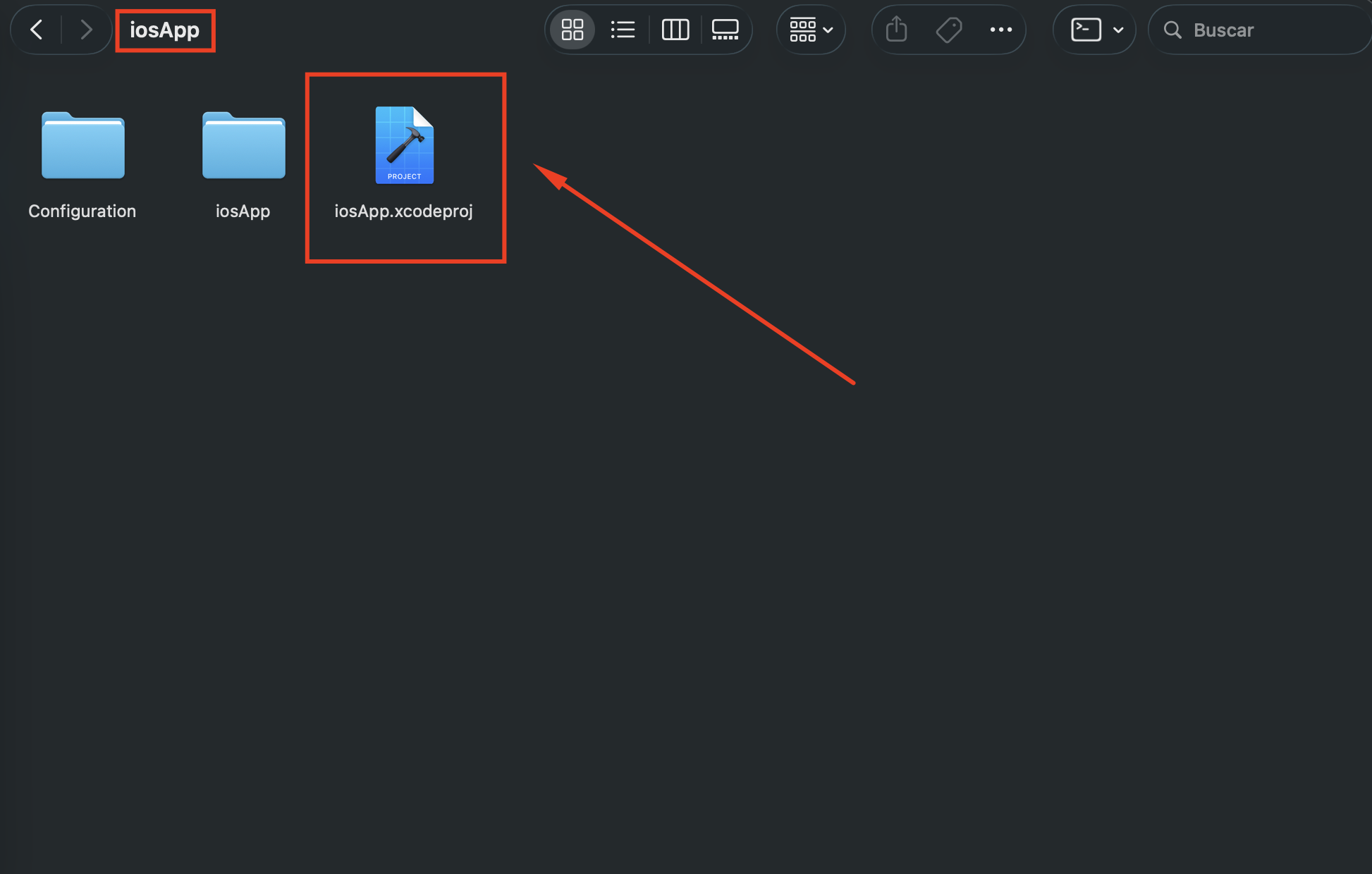 Janela do Finder no macOS mostrando o conteúdo da pasta 'iosApp'. O nome da pasta 'iosApp' no topo da janela está destacado em vermelho, e o arquivo iosApp.xcodeproj está destacado em vermelho com uma seta apontando para ele.